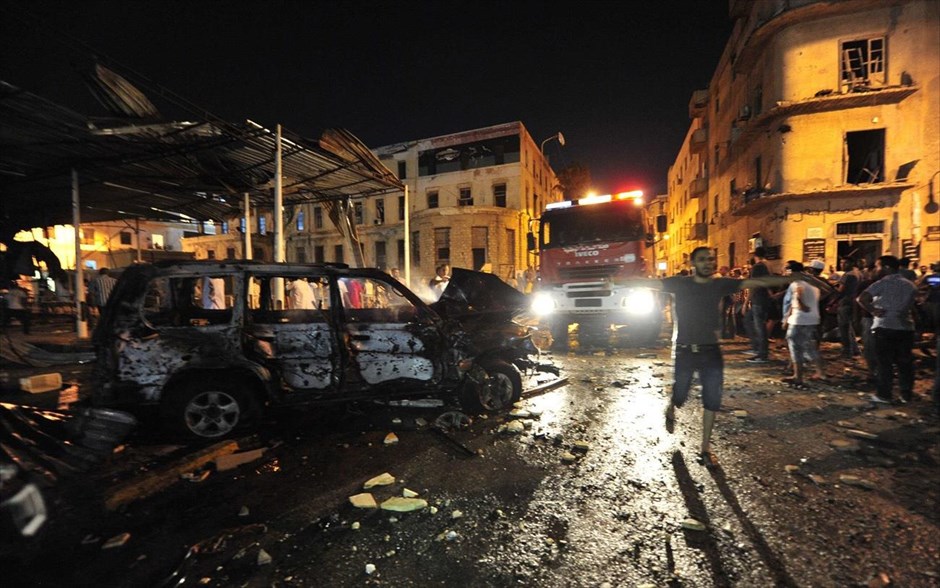 Λιβύη: Διπλή έκρηξη στην περίμετρο του δικαστικού μεγάρου της Βεγγάζης. Δύο ισχυρές εκρήξεις συγκλόνισαν νωρίς το βράδυ της Κυριακής το κέντρο της Βεγγάζης, προπύργιο της εξέγερσης κατά του καθεστώτος του Μουαμάρ Καντάφι. Πρόκειται για εκρήξεις στην περίμετρο του δικαστικού μεγάρου της πόλης, οι οποίες ως απολογισμό είχαν περίπου δέκα ελαφρά τραυματίες.
