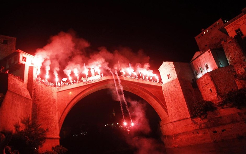 Βοσνία - Ερζεγοβίνη: Ετήσιος διαγωνισμός κατάδυσης. Ενας άντρας πηδά από την Παλιά Γέφυρα στο Μοστάρ. Οι ετήσιοι καταδυτικοί διαγωνισμοί έχουν γίνει παράδοση στην πόλη Μοσταρ εδώ και 447 χρόνια, από τότε που χτίστηκε η γέφυρα. Η γέφυρα αυτή του 16ου αιώνα καταστράφηκε κατά τη διάρκεια του πολέμου στη Βοσνία (1992 - 1995) και ξαναχτίστηκε το 2004.
A man jumps from the Old Bridge in Mostar July 28, 2013. Diving competitions have been traditionally held here every year since the bridge was built 447 years ago. The 16th-century bridge was destroyed during the war in Bosnia between 1992-1995, rebuild and opened again in 2004. REUTERS/Dado Ruvic (BOSNIA AND HERZEGOVINA - Tags: SOCIETY TPX IMAGES OF THE DAY)
