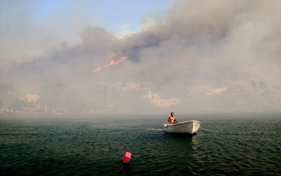 Πυρκαγιά στη Σέριφο. Κάτοικοι και τουρίστες εκκενώνουν με βάρκες το χωριό Μεγάλο Λιβάδι καθώς μεγάλη πυρκαγιά μαίνεται στην περιοχή, στη Σέριφο, το Σάββατο 27 Ιουλίου 2013. Υπό έλεγχο τέθηκε η πυρκαγιά που ξέσπασε στη Σέριφο στις 27 Ιουλίου και απείλησε 2 χωριά του νησιού.