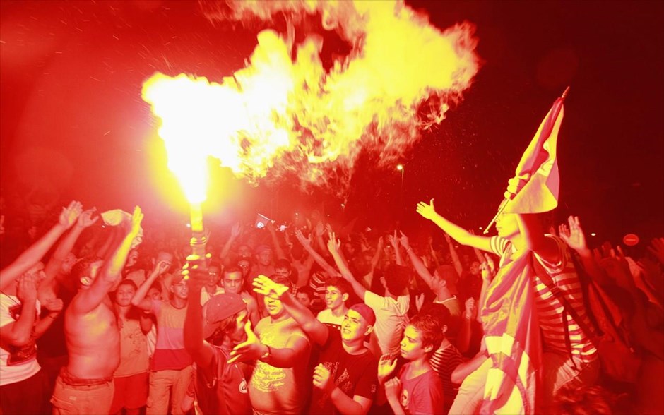 Διαδηλώσεις στην Τυνησία . Ενας διαδηλωτής κρατάει μία αναμμένη φωτοβολίδα κατά τη διάρκεια αντικυβερνητικής διαδήλωσης έξω από το κτήριο της Εθνοσυνέλευσης στην Τύνιδα. Οι διαδηλωτές ζητούν την παραίτηση της κυβέρνησης και τη διάλυση της Εθνοσυνέλευσης, μετά τη δολοφονία του ηγετικού στελέχους της κοσμικής αντιπολίτευσης, Μοχάμεντ Μπράχμι.