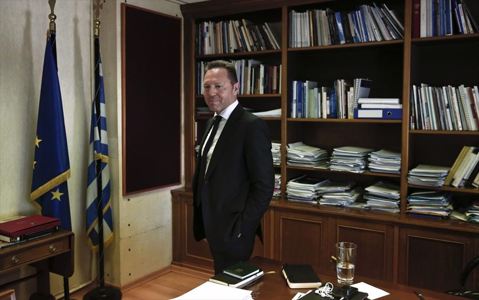 Γ. Στουρνάρας: Ίσως αποφευχθεί το δημοσιονομικό κενό τη διετία 2015-2016. Ο υπουργός Οικονομικών, Γ. Στουρνάρας βρίσκεται στο γραφείο του κατά τη διάρκεια συνέντευξής του στο Reuters, στην Αθήνα. Την εκτίμηση ότι η Ελλάδα μπορεί να αποφύγει το δημοσιονομικό κενό τη διετία 2015-2016, παρά τις αντίθετες προβλέψεις των εταίρων της, εξέφρασε ο έλληνας ΥΠΟΙΚ.