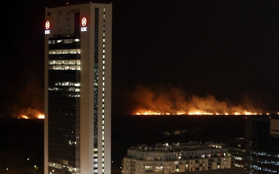 Πυρκαγιά σε οικολογικό πάρκο στο Μπουένος Άιρες. Πυρκαγιά ξέσπασε στο οικολογικό πάρκο του Μπουένος Άιρες στην Αργεντινή. Οι πυροσβέστες δίνουν μάχη με τις φλόγες στη νότια πλευρά της πόλης, ενώ αρκετά ασθενοφόρα έχουν σπεύσει στην περιοχή για προληπτικούς λόγους.