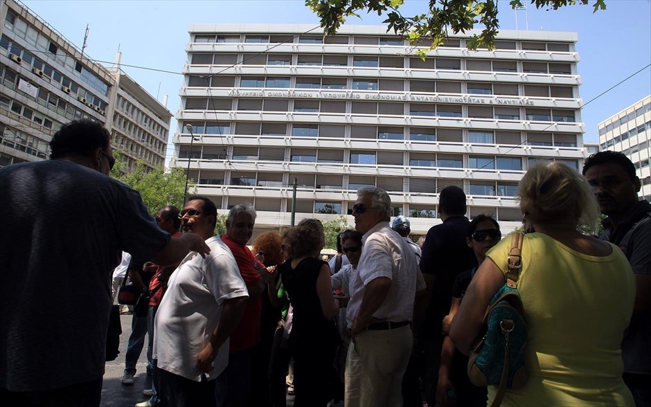 Κινητοποίηση κατά της διαθεσιμότητας. Στιγμιότυπο από τη συγκέντρωση έξω από το υπουργείο Οικονομικών.