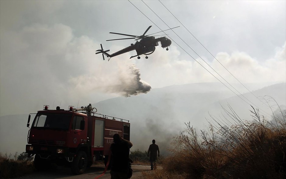 Μεγάλη πυρκαγιά στο Μαρκόπουλο. Ελικόπτερο της Πυροσβεστικής και πυροσβέστες επιχειρούν να σβήσουν φωτιά που μαίνεται στο Μαρκόπουλο στην περιοχή Χεροβούνι.