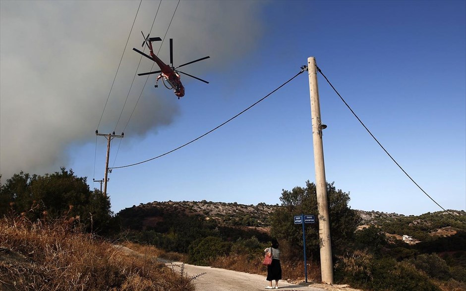 Πυρκαγιά στο Μαρκόπουλο. Διαστάσεις έχει πάρει η πυρκαγιά που εκδηλώθηκε το μεσημέρι σε δασική έκταση στην περιοχή Χεροβούνι, στο Μαρκόπουλο Αττικής.