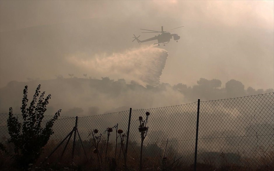 Πυρκαγιά στο Μαρκόπουλο. Λόγω της έκτασης που έχουν λάβει φλόγες, οι πυροσβεστικές δυνάμεις ενισχύθηκαν, ενώ τέθηκαν σε επιφυλακή όλες οι υπηρεσίες της Αττικής.