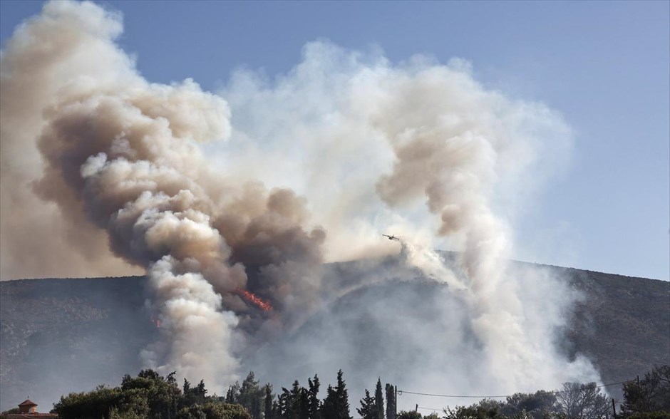 Πυρκαγιά στο Μαρκόπουλο. Μαίνεται μεγάλη πυρκαγιά στο Μαρκόπουλο.