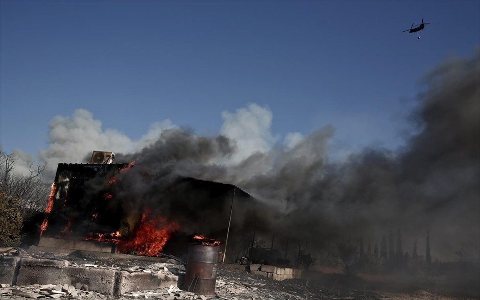 Πυρκαγιά στο Μαρκόπουλο. Αποθήκη έχει τυλιχτεί στις φλόγες στο Μαρκόπουλο.