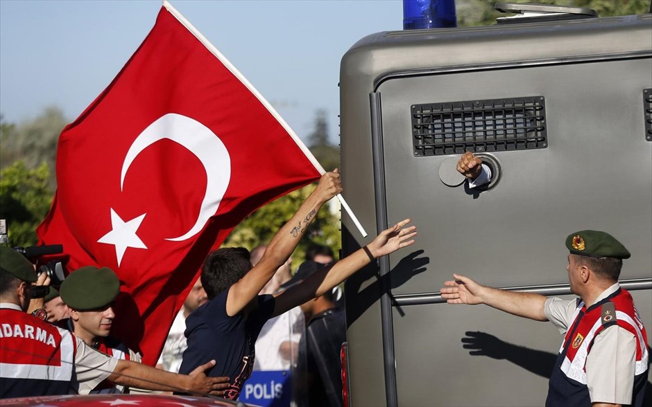 Βαριές ποινές για την υπόθεση «Εργκένεκον». Διαδηλωτές τρέχουν πίσω από όχημα των φυλακών Σιλιβρί, μέσα από το οποίο προτάσσει τη γροθιά του ένας εκ των κατηγορουμένων για την υπόθεση Εργκένεκον, καθώς οδηγείται στο δικαστήριο. Το δικαστήριο στο Σιλιβρί, δυτικά της Κωνσταντινούπολης, καταδίκασε σε ισόβια κάθειρξη τον πρώην αρχηγό των τουρκικών ενόπλων δυνάμεων, απόστρατο στρατηγό Ιλκέρ Μπασμπούγ, ενώ επέβαλε ποινές φυλάκισης και κάθειρξης έως και 47 ετών σε ορισμένους από τους 275 κατηγορούμενους για την ίδια υπόθεση και απάλλαξε από τις κατηγορίες 21 από αυτούς.