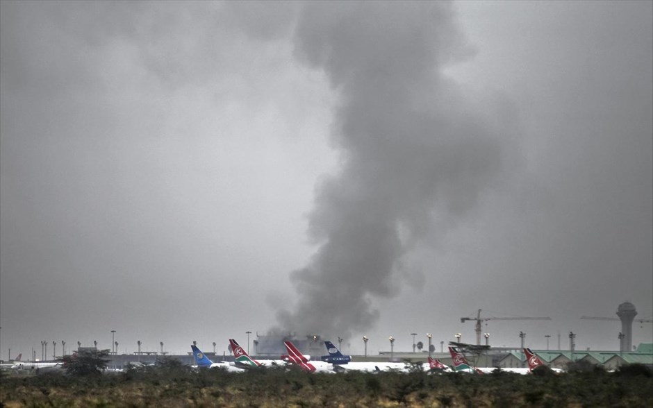 Κένυα - Φωτιά στο αεροδρόμιο του Ναϊρόμπι. Σύννεφα πυκνού μαύρου καπνού εξακολουθούν να καλύπτουν τον ουρανό πάνω από το αεροδρόμιο.