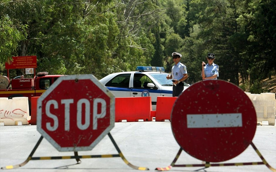 Απαγόρευση κυκλοφορίας στα δάση μετά τη δύση του ηλίου λόγω κινδύνου πυρκαγιάς. Σε απαγόρευση κυκλοφορίας στα δάση από την δύση μέχρι την ανατολή του ηλίου αλλά και σε ενίσχυση της αστυνόμευσης, αποφασίστηκε από το Υπουργείο Προστασίας του Πολίτη έως το Σάββατο, καθώς υπάρχει πολύ υψηλός κίνδυνος πυρκαγιάς λόγω των ισχυρών ανέμων. Στιγμιότυπο από τα μέτρα σε μια από τις εισόδους του Υμηττού,στο αισθητικό δάσος της Καισαριανής.