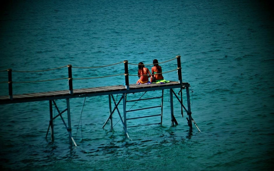 Βουτιές στη θάλασσα. Στιγμιότυπο από την παραλία του Αγιου Σπυρίδωνα στην Κέρκυρα.