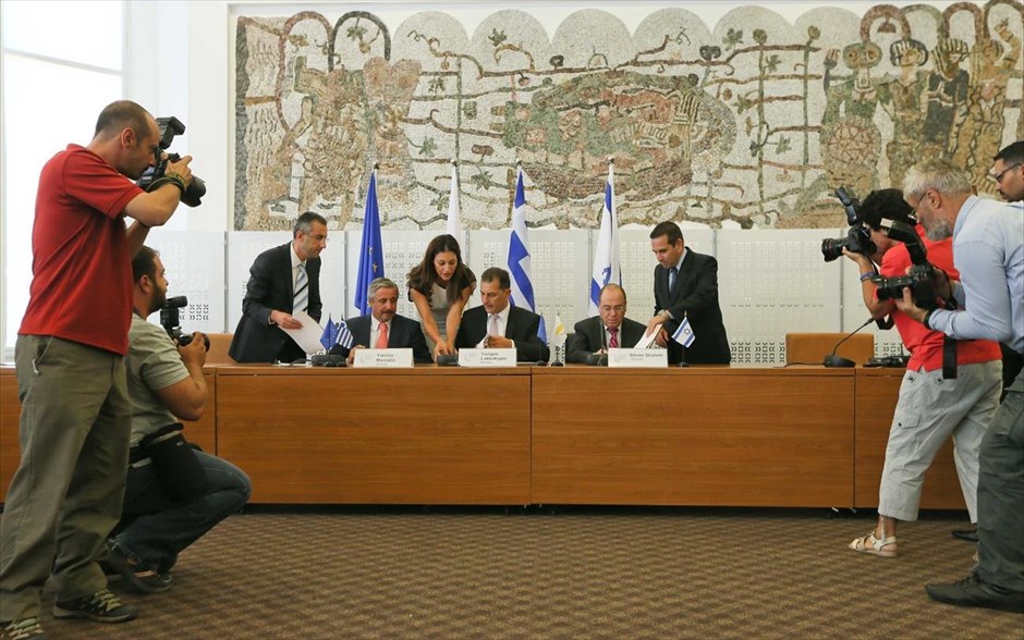 Υπογραφή μνημονίου συνεργασίας Ελλάδας - Κύπρου - Ισραήλ. Υπεγράφη στη Λευκωσία το μνημόνιο συναντίληψης για τη συνεργασία Ελλάδας, Κύπρου και Ισραήλ στους τομείς της ενέργειας και των υδάτινων πόρων. Το έργο, το οποίο αναμένεται να ολοκληρωθεί το 2016, εντάχθηκε στα έργα Κοινού Ενδιαφέροντος της Ευρωπαϊκής Ένωσης, έπειτα από συντονισμένες ενέργειες Κύπρου και Ελλάδας.