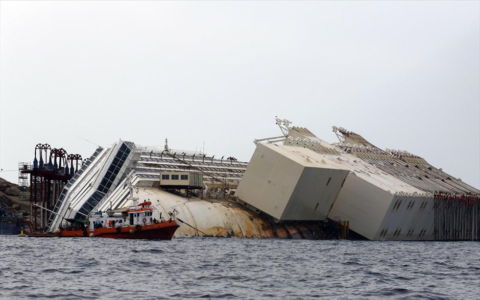 Το ναυάγιο του Costa Concordia. Εμπορευματοκιβώτια έχουν τοποθετηθεί γύρω από το ναυάγιο του κρουαζιερόπλοιου Costa Concordia, στο πλαίσιο του σχεδίου ανέλκυσής του. Το πλοίο ναυάγησε στις 13 Ιανουαρίου 2012 στα ανοιχτά του νησιού Τζίλιο, στην Τοσκάνη. Η αντασφαλιστική εταιρεία Munich Re ανακοίνωσε την Τρίτη ότι οι αποζημιώσεις για το ναυάγιο αυξάνονται συνεχώς και είναι πιθανόν να αγγίξουν και το 1,1 δισεκατομμύριο δολάρια.