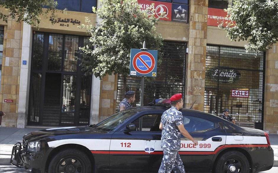 Λίβανος: Απαγωγή πιλότων του τουρκικών αερογραμμών. Λιβανέζοι αστυνομικοί βρίσκονται έξω από τα γραφεία των Τουρκικών Αερογραμμών στη Βυρηττό, στο πλαίσιο των ερευνών μετά την απαγωγή δύο πιλότων που εργάζονται για την εταιρεία. Οι άνδρες αρπάχτηκαν από λεωφορείο το οποίο μετέφερε μέλη πληρωμάτων και επιβάτες στη διαδρομή ανάμεσα στον τερματικό σταθμό του διεθνούς αεροδρομίου της Βηρυτού και το ξενοδοχείο όπου διέμεναν.