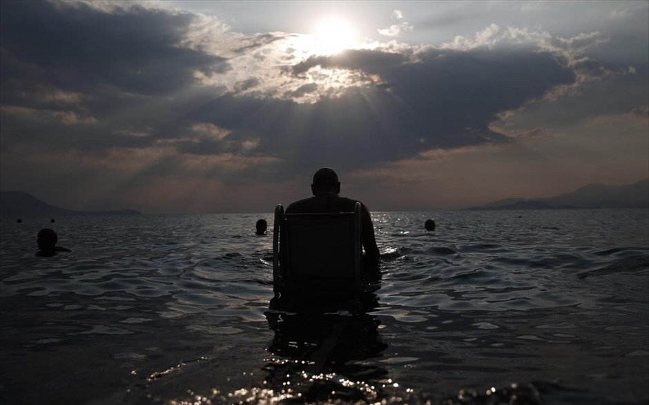 Πρόσβαση στη θάλασσα με αμαξίδιο . Συσκευή τροφοδοτούμενη από ηλιακή ενέργεια επιτρέπει σε άτομα με κινητικά προβλήματα να έχουν πρόσβαση στο νερό  χωρίς βοήθεια από τρίτους, σε παραλία στο Αλεποχώρι. Η συσκευή Seatrac, επιτρέπει την μετακίνηση μέσα και έξω από το νερό μέχρι και 30 αναπηρικών αμαξιδίων  τη μέρα πάνω σε ειδικές ράγες . Μέχρι τώρα 11 τέτοιες συσκευές λειτουργούν σε παραλίες στην Ελλάδα, ενώ υπάρχουν σχέδια για περαιτέρω εγκαταστάσεις.