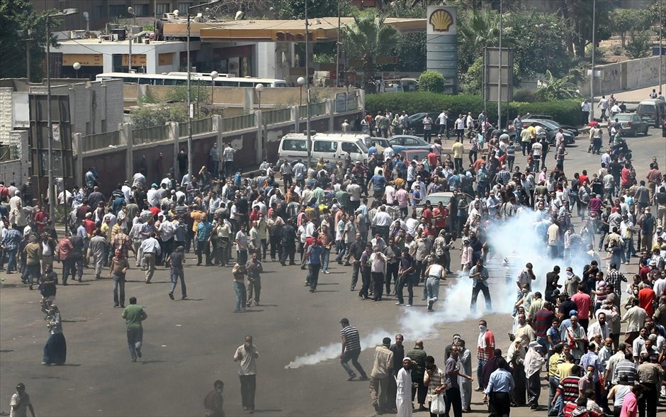 Αίγυπτος - Συγκρούσεις - Δακρυγόνα. Στιγμιότυπο από τις συγκρούσεις μεταξύ υποστηρικτών του ανατραπέντος αιγύπτιου προέδρου Μοχάμεντ Μόρσι και των δυνάμεων ασφαλείας στο Κάιρο.