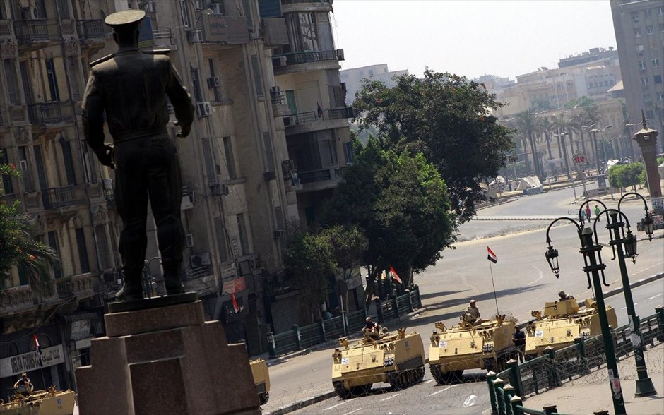 Αίγυπτος - Ταχρίρ - Διαδηλώσεις. Οι ένοπλες δυνάμεις της Αιγύπτου αναπτύχθηκαν σε «εγκαταστάσεις ζωτικής σημασίας» εν όψει των διαδηλώσεων της Παρασκευής. Στη φωτογραφία, οχήματα του στρατού σε δρόμο που οδηγεί στην πλατεία Ταχρίρ.