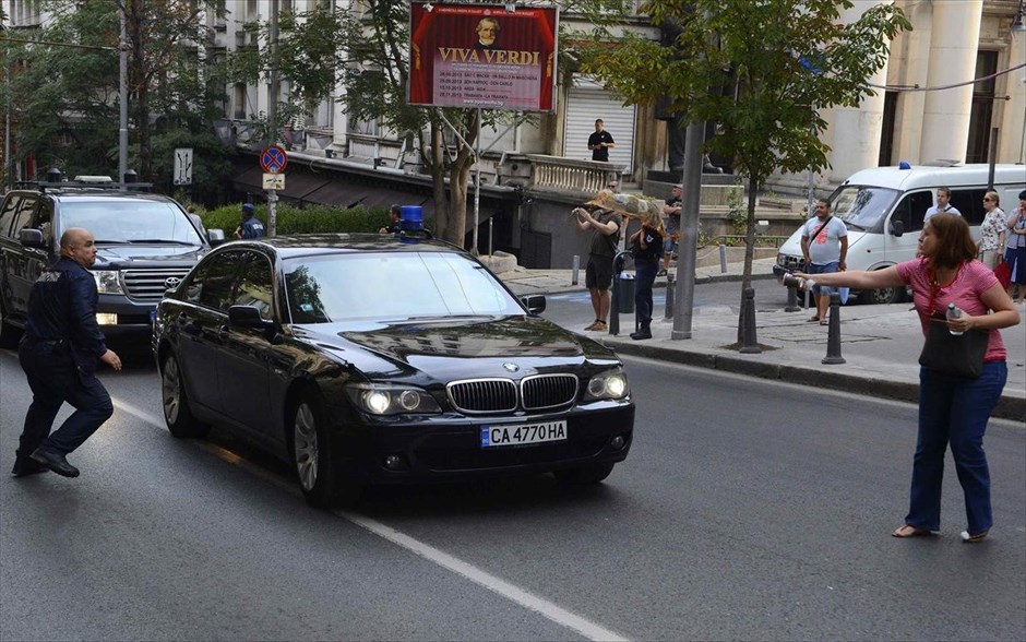 Βουλγαρία: Επεισόδια μικρής έκτασης έξω από το κοινοβούλιο. Μια γυναίκα πετά καφέ σε όχημα της αυτοκινητοπομπής που φέρεται να μεταφέρει τον πρωθυπουργό της Βουλγαρίας, Πλάμεν Ορεσάρσκ στη Βουλή. Επεισόδια μικρής έκτασης ξέσπασαν στη Σόφια, όταν διαδηλωτές οι οποίοι υποστηρίζουν το μερικό βέτο του προέδρου της Βουλγαρίας σε νόμο ο οποίος τροποποιεί τον προϋπολογισμό προσπάθησαν να σπάσουν τον αστυνομικό κλοιό έξω από το κτήριο του κοινοβουλίου.