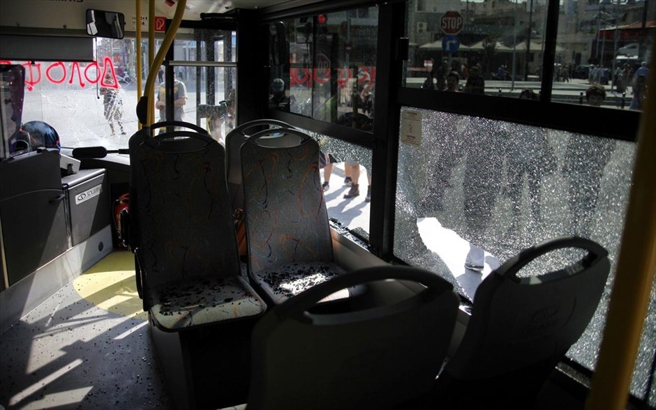 Διαμαρτυρία για το θάνατο 19χρονου. Επίθεση με πέτρες σημειώθηκε σε λεωφορείο, κατά τη διάρκεια της πορείας πλήθους που κατευθυνόταν στο νεκροταφείο για την κηδεία του 19χρονου.
