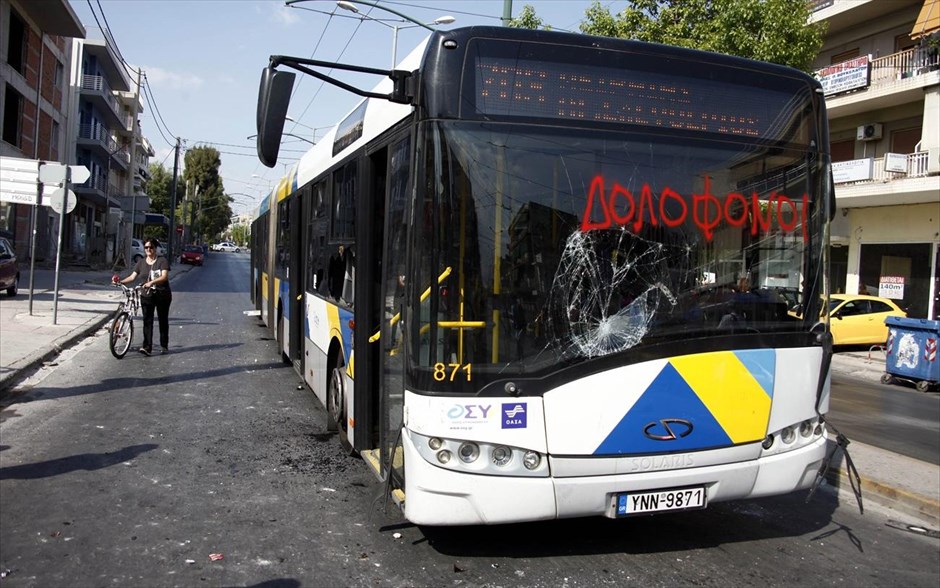 Διαμαρτυρία για το θάνατο 19χρονου. Επίθεση με πέτρες σημειώθηκε σε λεωφορείο, κατά τη διάρκεια της πορείας πλήθους που κατευθυνόταν στο νεκροταφείο για την κηδεία του 19χρονου.