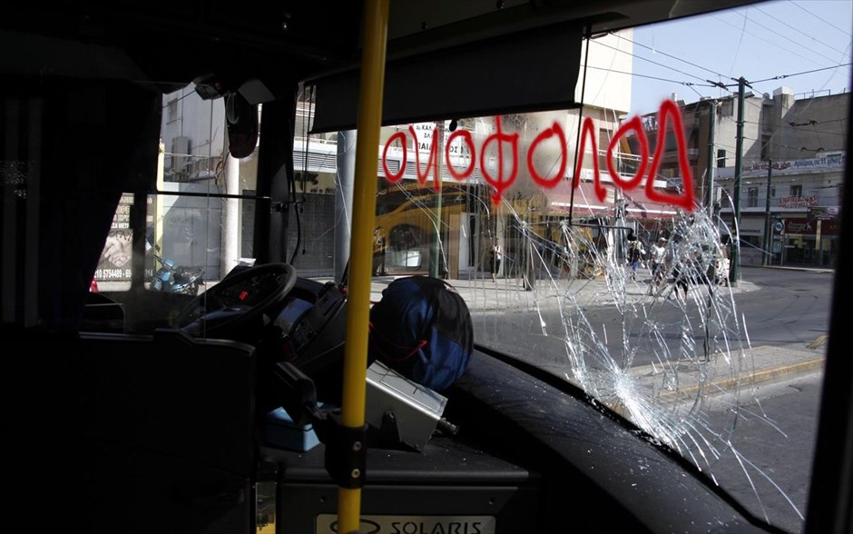 Διαμαρτυρία για το θάνατο 19χρονου. Από την επίθεση στο λεωφορείο δεν αναφέρθηκαν τραυματισμοί.