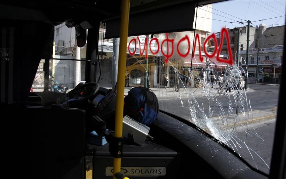 Περιστέρι: Διαμαρτυρία για τον θάνατο του 19χρονου. Διαμαρτυρία πολιτών πραγματοποιήθηκε το απόγευμα της Παρασκευής στο Περιστέρι, στο σημείο που ο 19χρονος Θανάσης Καναούτης βρήκε τραγικό θάνατο μετά από την πτώση του από τρόλεϊ το βράδυ της περασμένης Τρίτης. Επίθεση με πέτρες σημειώθηκε σε λεωφορείο, κατά τη διάρκεια της πορείας πλήθους που κατευθυνόταν στο νεκροταφείο για την κηδεία του 19χρονου.