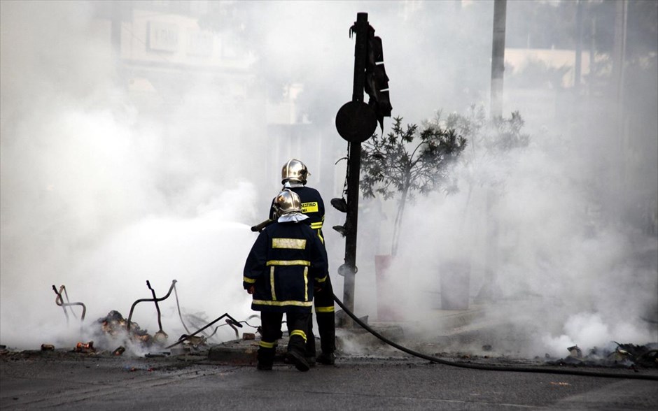 Διαμαρτυρία για το θάνατο 19χρονου - επεισόδια. Κεντρικοί δρόμοι γύρω από την πλατεία Περιστερίου και το νεκροταφείο έκλεισαν προσωρινά για τα αυτοκίνητα.