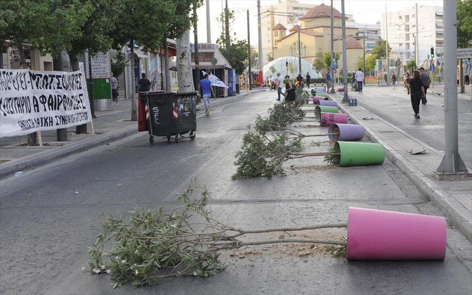 Διαμαρτυρία για το θάνατο 19χρονου - επεισόδια. Μετά την κηδεία ακολούθησε πορεία διαμαρτυρίας πίσω στην πλατεία Περιστερίου, ενώ σημειώθηκαν επεισόδια.