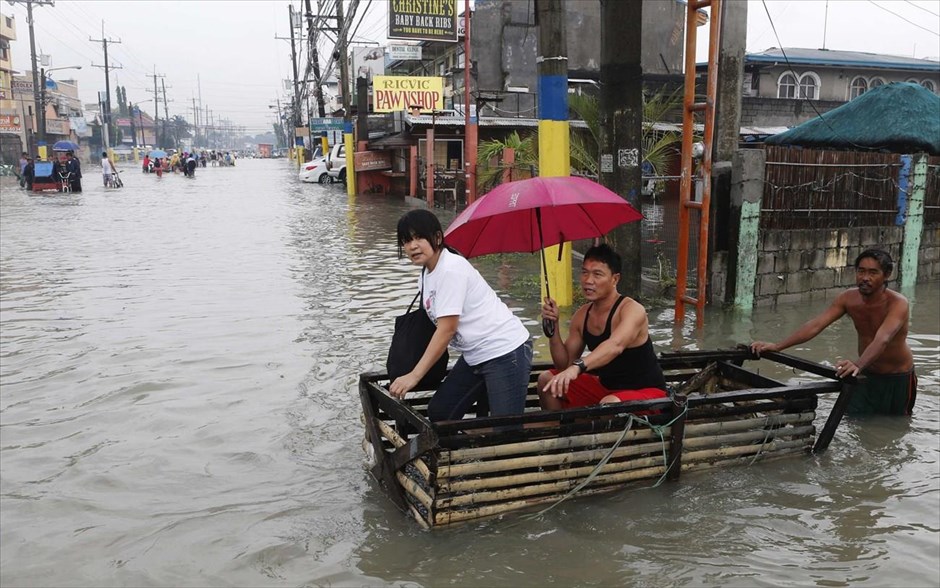 Πλημμύρες στις Φιλιππίνες. Η κακοκαιρία είναι ένας συνδυασμός της εποχής των μουσώνων και του περάσματος της τροπικής καταιγίδας Τράμι, που βρίσκεται σε απόσταση 500 χιλιομέτρων από τα νησιά των Φιλιππίνων.