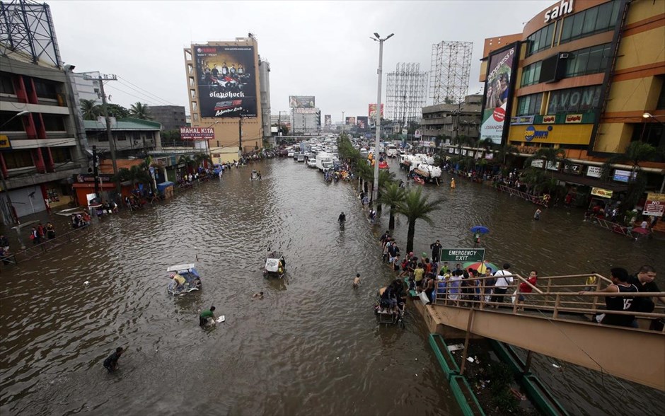 Πλημμύρες στις Φιλιππίνες. Μοτοσικλετιστές έχουν αποκλειστεί στην οδό Επιφάνιο ντε λος Σάντος της πόλης Πασάι, νότια της πρωτεύουσας των Φιλιππίνων, Μανίλα.