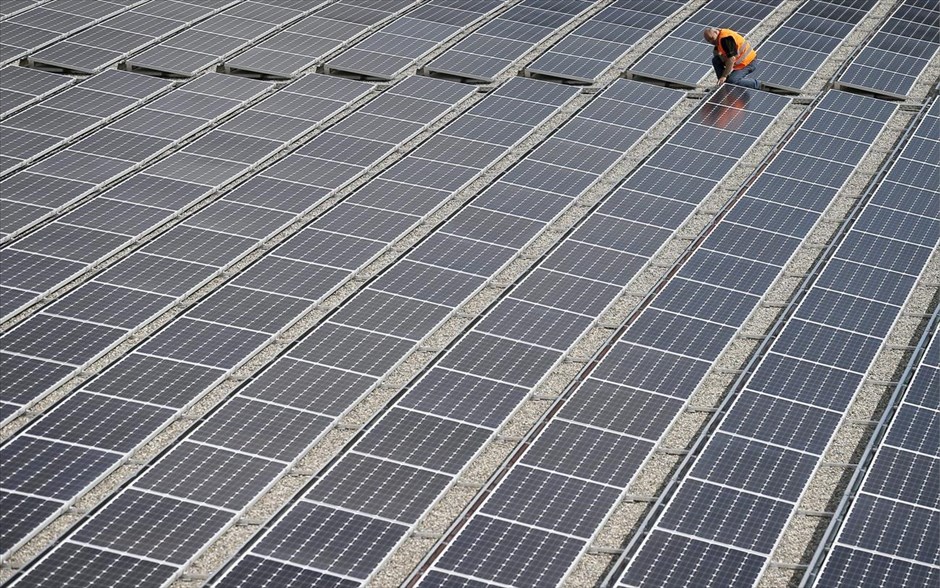 Ελβετία: Σε λειτουργία η μεγαλύτερη μονάδα φωτοβολταϊκών της χώρας. Μία καινούργια μονάδα παραγωγής ηλεκτρικής ενέργειας από ηλιακή ενέργεια, με τη χρήση φωτοβολταϊκών, τέθηκε σε εφαρμογή στις 20 Αυγούστου στο Neuendorf της Ελβετίας. Τα 20,000 ηλιακά πάνελ έχουν τοποθετηθεί στην οροφή της ελβετικής αλυσίδας καταστημάτων Migros και είναι ικανά να παράγουν αρκετή ενέργεια, ώστε να καλύπτονται οι ανάγκες 1,300 νοικοκυριών. Πρόκειται για την μεγαλύτερη εγκατάσταση του είδους της σε όλη την Ελβετία.