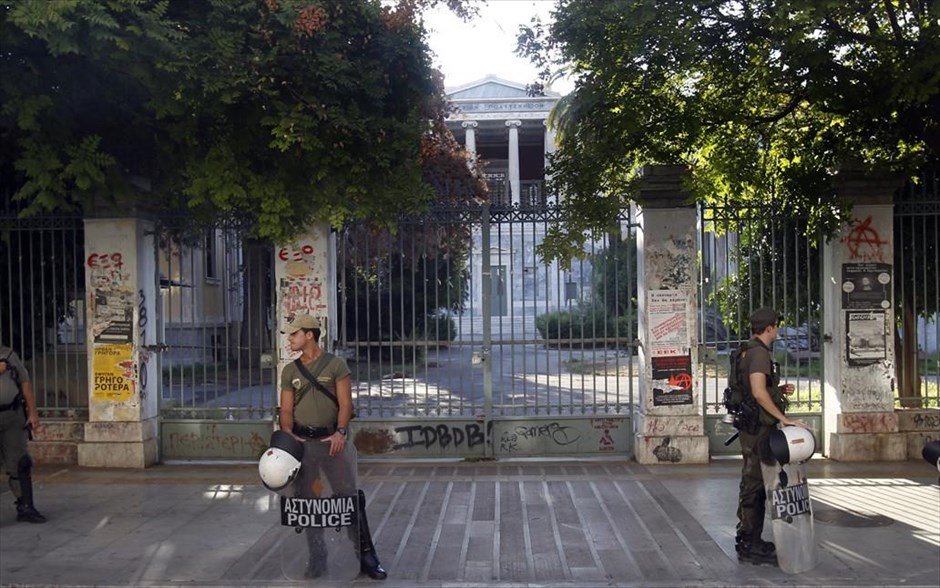 Αστυνομική επιχείρηση στο Πολυτεχνείο. Άνδρες των ΜΑΤ φρουρούν τους χώρους γύρω από το Εθνικό Μετσόβιο Πολυτεχνείο, καθώς στο εσωτερικό του ιδρύματος διεξάγεται αστυνομική επιχείρηση παρουσία εισαγγελέα. Πληροφορίες αναφέρουν ότι εντοπίστηκαν λοστοί και μπιτόνι με εύφλεκτο υγρό, ενώ έχουν γίνει και προσαγωγές. Λίγο πριν από τις 09:30 το πρωί άνοιξαν οι δρόμοι γύρω από το Πολυτεχνείο, που είχαν αποκλειστεί από τις 06.25 λόγω της αστυνομικής επιχείρισης.
