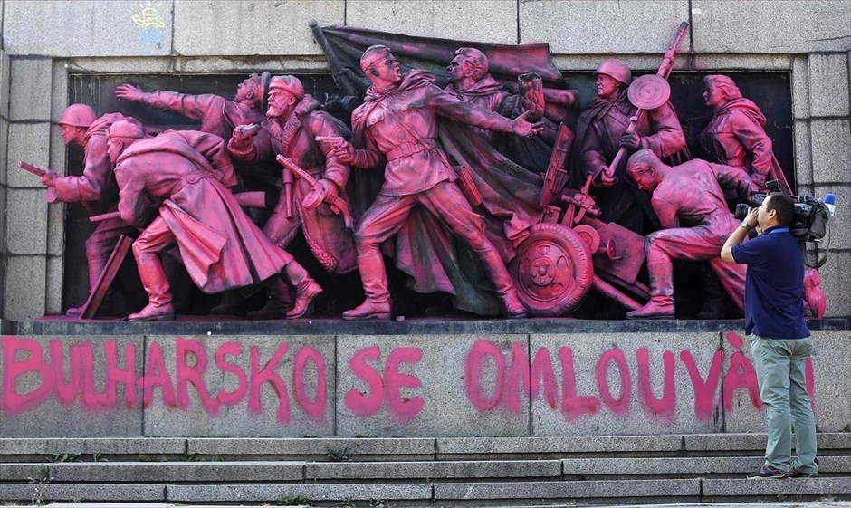 Καλλιτεχνική απολογία. Άγνωστοι έβαψαν ροζ το μνημείο του σοβιετικού στρατού στη Σόφια και έγραψαν στη βάση του «Η Βουλγαρία ζητά συγγνώμη» στη βουλγαρική και τσεχική γλώσσα. Η ενέργεια αποτελεί μια «καλλιτεχνική απολογία» για τη συμβολή της Βουλγαρίας στην κατάπνιξη του κινήματος της Άνοιξης της Πράγας το 1968.