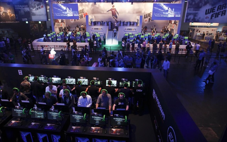 Γερμανία: Gamescom 2013 . Στιγμιότυπο από το Gamescom 2013 που διεξάγεται στην Κολωνία από 22 έως και 25 Αυγούστου. Πρόκειται για την μεγαλύτερη έκθεση ηλεκτρονικών παιχνιδιών στην Ευρώπη και έχει προσελκύσει φανατικούς του είδους από όλο τον κόσμο.