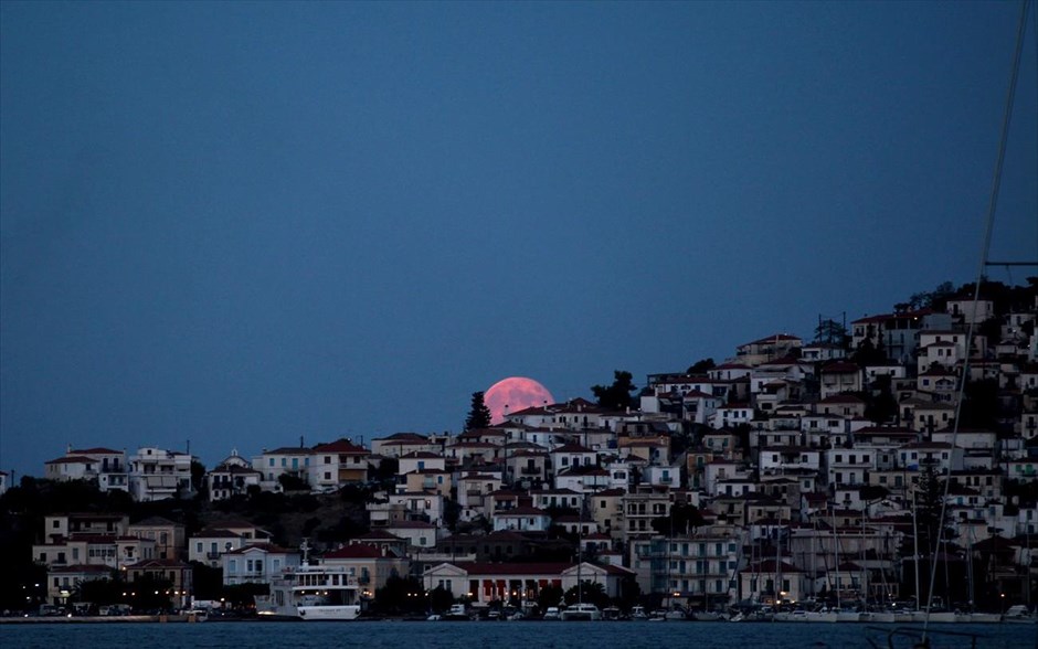 Αυγουστιάτικη πανσέληνος. Πόρος.