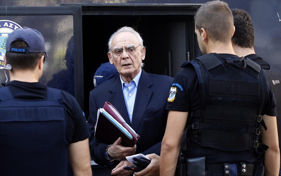 Απολογείται ενώπιον των δικαστών ο Άκης Τσοχατζόπουλος. Ο πρώην υπουργός Εθνικής Αμυνας Άκης Τσοχατζόπουλος οδηγείται ενώπιον του Τριμελούς Εφετείου Κακουργημάτων για την υπόθεση των εξοπλιστικών προγραμμάτων. Η δίκη συνεχίζεται μετά την καλοκαιρινή διακοπή και η αυλαία ανοίγει με την απολογία του πρώην υπουργού, ο οποίος είχε αρνηθεί να απολογηθεί στα τέλη του Ιουλίου.