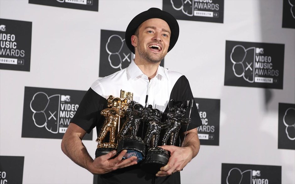 MTV Video Music Awards: Μεγάλος νικητής της βραδιάς ο Justin Timberlake. Ο Justin Timberlake ήταν ο μεγάλος κερδισμένος της βραδιάς των MTV Video Music Awards καθώς απέσπασε το βραβείο για το «Video της χρονιάς» για το «Mirrors», για καλύτερη σκηνοθεσία σε βίντεο για το «Suit & Tie», ενώ παρέλαβε και το ειδικό βραβείο «Michael Jackson Video Vanguard Award».