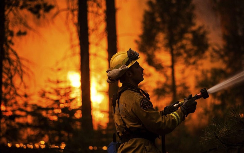 Μαίνεται η πυρκαγιά στην Καλιφόρνια. Ολοένα και μεγαλύτερες διαστάσεις λαμβάνει η τεράστια πυρκαγιά που μαίνεται εδώ και δέκα ημέρες στο Εθνικό Πάρκο Γιοσέμιτι στην Καλιφόρνια, όπου έχει πλέον επεκταθεί σε μία περιοχή 600 τετραγωνικών χιλιομέτρων.