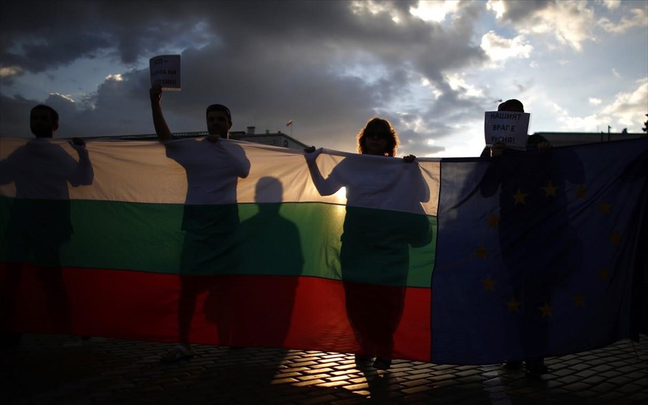 Βουλγαρία: Συνεχίζονται οι  αντικυβερνητικές διαδηλώσεις. Συνεχίστηκαν χθες, για 75η συνεχή μέρα, οι αντικυβερνητικές διαδηλώσεις στην κεντρική πλατεία Ανεξαρτησίας στη Σόφια. Οι διαδηλωτές ζητούν την παραίτηση της κυβέρνησης του Πλάμεν Ορεσάρσκι, την οποία κατηγορούν για διαφθορά.
