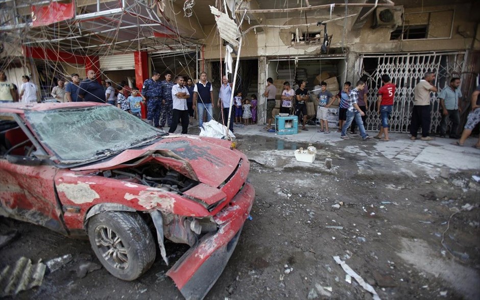 Σειρά βομβιστικών επιθέσεων στη Βαγδάτη. Κόσμος έχει μαζευτεί στο σημείο της έκρηξης παγιδευμένου αυτοκινήτου στη συνοικία Αλ-Σαάμπ της Βαγδάτης. Δέκα παγιδευμένα αυτοκίνητα εξερράγησαν σε διάφορες συνοικίες της ιρακινής πρωτεύουσας, την ώρα που πολλοί κάτοικοι της Βαγδάτης πήγαιναν στη δουλειά τους, με αποτέλεσμα να σκοτωθούν τουλάχιστον 44 άνθρωποι και να τραυματιστούν πάνω από 100 άλλοι, σύμφωνα με αστυνομικές και νοσοκομειακές πηγές.