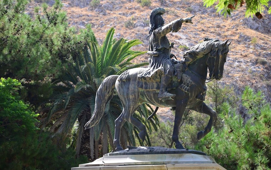 Ναύπλιο: Άμεση συντήρηση στο άγαλμα του Κολοκοτρώνη. Το 1884 οι κάτοικοι του Ναυπλίου μετά από έρανο συγκέντρωσαν ένα σημαντικό ποσό με την επιθυμία να φιλοτεχνηθεί ανδριάντας του στρατηγού Θεοδώρου Κολοκοτρώνη. Το άγαλμα εγκαινιάστηκε στο Ναύπλιο το 1901. Με την πάροδο του χρόνου έχει υποστεί φθορά και οι ειδικοί που το εξέτασαν αποφάσισαν ότι αν δεν συντηρηθεί άμεσα υπάρχει κίνδυνος να πέσει.