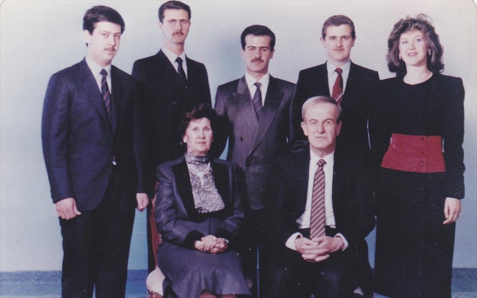 Συρία: Η κάθοδος στο χάος #1. Ο πρώην πρόεδρος της Συρίας Χαφέζ αλ-Άσαντ (καθισμένος δεξιά), η γυναίκα του Ανίσεχ (καθισμένη αριστερά), οι γιοί του (όρθιοι, από αριστερά προς δεξιά) Μαχερ, Μπασάρ, Μπάσελ, Μαχντ και η κόρη του Μπούσρα ποζάρουν για ένα οικογενειακό πορτραίτο. (Φωτογραφία χωρίς χρονικά στοιχεία)