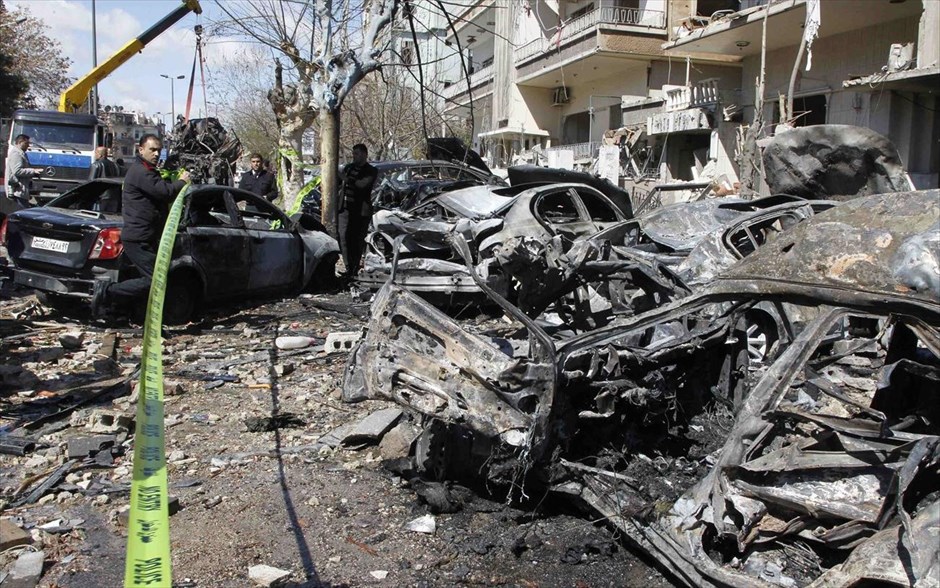Συρία: Η κάθοδος στο χάος #9. Κατεστραμμένα οχήματα κοντά στο σημείο έκρηξης που σημειώθηκε σε ένα κυβερνητικό κτήριο πληροφοριών στη Δαμασκό. (17 Μαρτίου 2012)