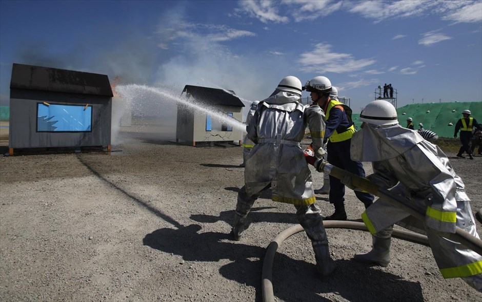 Ιαπωνία: Aσκήσεις ετοιμότητας καταπολέμησης καταστροφών. Πυροσβέστες ρίχνουν νερό σε μακέτες κτηρίων που φλέγονται, κατά τη διάρκεια ετήσιας άσκησης ετοιμότητας καταπολέμησης καταστροφών. Ασκήσεις ετοιμότητας όπως αυτή έλαβαν χώρα την Κυριακή σε όλη την Ιαπωνία, βασισμένες στο σενάριο ότι ένας ισχυρός σεισμός χτυπάει την πρωτεύουσα και τις γύρω περιοχές. Σύμφωνα με κυβερνητική ανακοίνωση, περίπου 1.330.000 άνθρωποι έλαβαν μέρος στις επιχειρήσεις αυτές σε 43 περιφέρειες σε όλη τη χώρα.