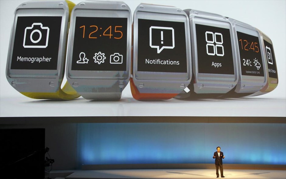 Παρουσίαση του Samsung Galaxy Gear smartwatch. Ο Σιν Γιονγκ-Κιουν, πρόεδρος και διευθύνων σύμβουλος, επικεφαλής του τμήματος τεχνολογίας και κινητής τηλεφωνίας της Samsung παρουσιάζει το «έξυπνο» ρολόι Samsung Galaxy Gear,  κατά την έναρξη της παρουσίασης «Samsung UNPACKED 2013 Episode 2» στην έκθεση ηλεκτρικών και ηλεκτρονικών ειδών IFA, στο Βερολίνο. Η έκθεση IFA 2013, θα είναι ανοιχτή  στο κοινό από τις 6 έως τις 11 Σεπτεμβρίου στη γερμανική πρωτεύουσα.