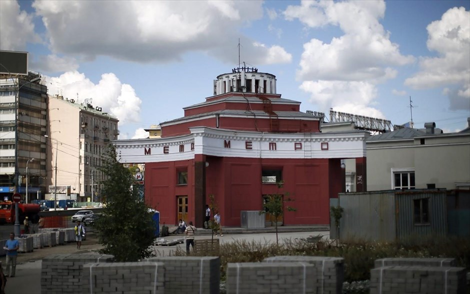 Μετρό Μόσχας 1. Άνθρωποι περπατούν κοντά στην είσοδο του μετρό, στη στάση «Arbatskaya», η οποία χτίσθηκε το 1953 στη Μόσχα.