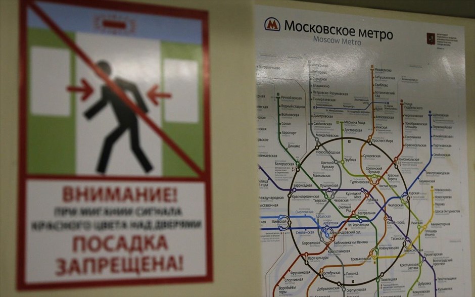 Μετρό Μόσχας 9. Χάρτης του μετρό της Μόσχας διακρίνεται πίσω από ενημερωτικό φυλλάδιο που προειδοποιεί τους επιβάτες να αποφεύγουν να εισέρχονται στο συρμό τη στιγμή που κλείνουν οι πόρτες.