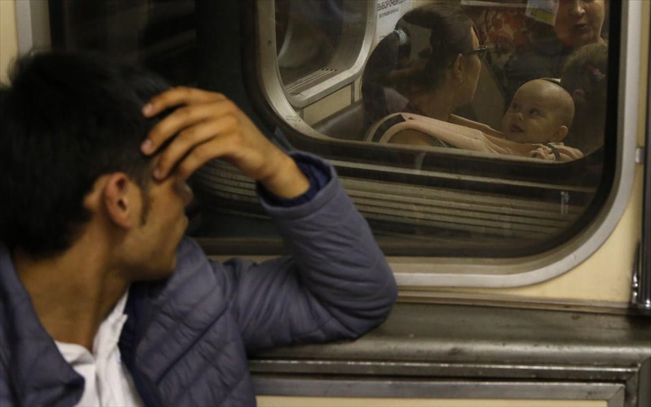 Μετρό Μόσχας 12. Επιβάτες μετακινούνται με το τελευταίο τρένο στο μετρό της Μόσχας.
