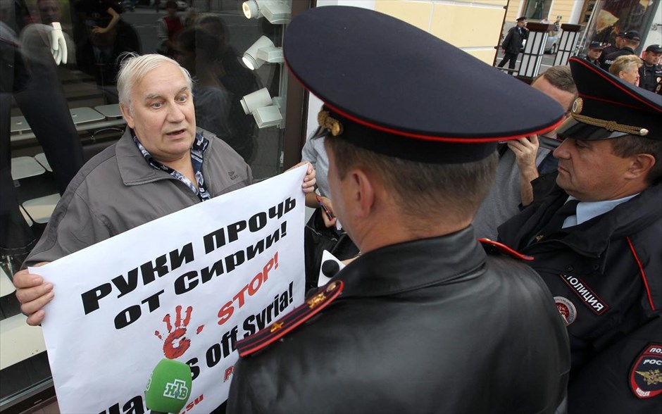 Διαδηλώσεις στην Αγία Πετρούπολη. Ακτιβιστής κρατά πανό στο οποίο αναγράφονται συνθήματα κατά της στρατιωτικής επέμβασης στη Συρία, καθώς διαπληκτίζεται με αστυνομικούς στην Αγία Πετρούπολη, την πρώτη ημέρα της Συνόδου των G20. Το ζήτημα της Συρίας αναμένεται να κυριαρχήσει κατά την έναρξη της Συνόδου στη Ρωσία, εν μέσω ισχυρισμών των ανταρτών, ότι το καθεστώς του προέδρου Μπασάρ Αλ-Άσαντ έχει μεταφέρει χημικά όπλα σε κατοικημένες περιοχές, εν όψει του επικείμενου αμερικανικού χτυπήματος. Οι ηγέτες του G20 συναντώνται στην πόλη της Αγίας Πετρούπολης για την ετήσια συνδιάσκεψή τους, η οποία επισκιάζεται από τις διάφορες τους  για το ζήτημα της στρατιωτικής δράσης στη Συρία.